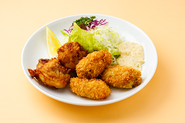 若鶏のからあげと石巻産カキのフライ タルタルソース添え