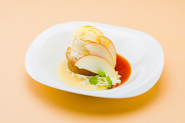 焼りんごにバニラアイスを添えて